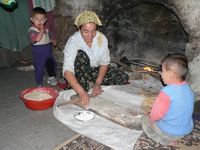 Kaimo moteris kepa lavašą - vietinę duoną (foto: T.Bikelis)